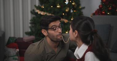 portrait de Jeune couple bonheur Noël fête dîner fête nourriture et boisson Champagne à maison, célébrer Noël et Nouveau an. photo