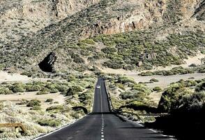 une longue vide route dans le milieu de une désert photo