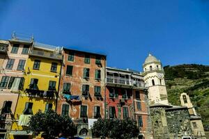 coloré bâtiments dans le ville de cinque terre, Italie photo