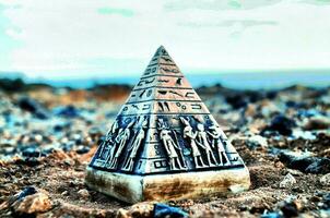 un égyptien pyramide avec statues sur Haut photo