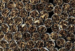 une proche en haut de une pile de cigarettes photo