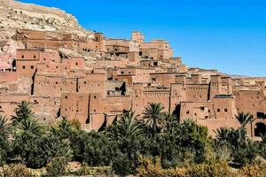 le ville de Maroc est construit sur une flanc de coteau photo