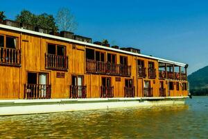 une grand en bois maison bateau sur le l'eau photo