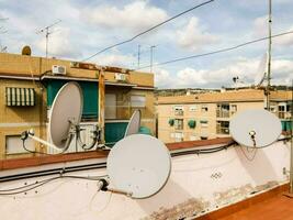Satellite vaisselle sur le toit de une bâtiment photo