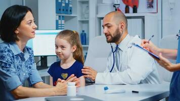 soins médical médecin consultant fille dans Bureau avec stéthoscope vérification haleine. spécialiste dans médicament fournir santé se soucier un service consultation diagnostique examen traitement dans hôpital cabinet photo