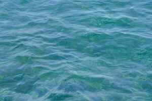 le l'eau est bleu et clair avec ondulations photo