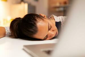 surmené femme chute endormi dans Accueil cuisine en retard à nuit. employé en utilisant moderne La technologie à minuit Faire heures supplémentaires pour emploi, entreprise, occupé, carrière, réseau, mode de vie ,sans fil. photo