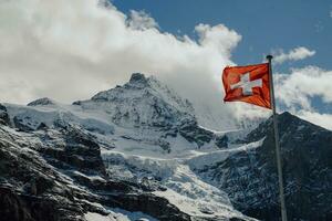 Suisse drapeau en volant dans jungfrau photo