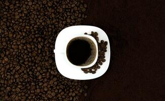 café Contexte. une tasse de café sur une Contexte de café des haricots et sol café. concept de fraîchement sol café. photo