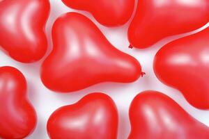 rouge des ballons cœur forme sur une blanc Contexte. concept de l'amour. photo