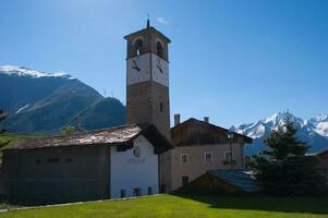 une grand bâtiment avec une l'horloge la tour photo