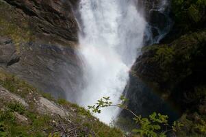 une cascade dans le montagnes photo