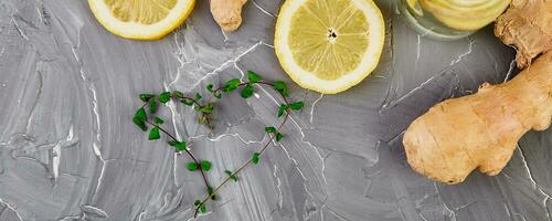 bannière avec désintoxication l'eau dans bouteilles avec ingrédients, gingembre, citron, menthe photo