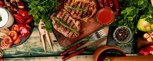 bannière avec steak porc gril sur en bois Coupe planche avec une variété de grillé des légumes photo