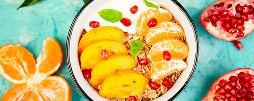 bannière avec tropical fruit petit déjeuner fait maison granola yaourt. en bonne santé photo