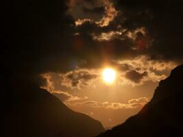 le Soleil est réglage derrière une Montagne intervalle photo