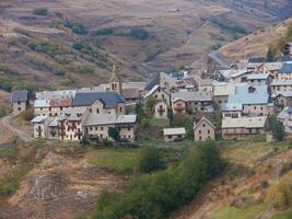 une petit village sur une flanc de coteau photo