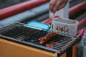 indonésien rue vendeurs préparer saucisses en plein air photo