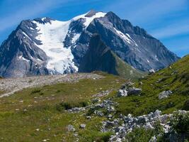 une Montagne avec neige sur il photo