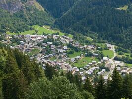 une vue de une ville dans le montagnes photo