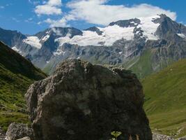 une rocheux Montagne photo