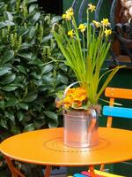 une table avec fleurs photo