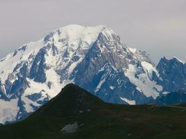 une neigeux Montagne photo