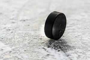 le hockey palet mensonges sur le neige fermer photo