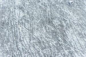 traces sur le la glace de patins sur le patinoire photo