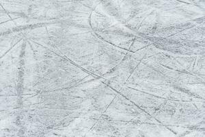 traces sur le la glace de patins sur le patinoire photo