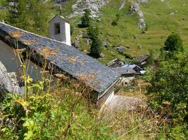 une petit bâtiment avec une toit photo