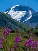 une Montagne avec neige sur il photo