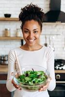 jolie fille tenant une salade fraîche faite maison photo