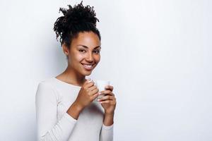 Portrait de femme heureuse pensant et regardant dans la caméra sur fond blanc photo