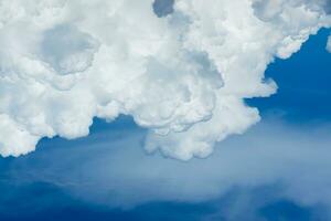 blanc des nuages avant sont pluie dans le des pluies. photo