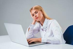 Jeune femme d'affaires travail à portable ordinateur photo