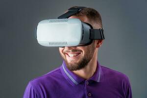 homme dans studio portant virtuel réalité casque en jouant Jeu photo