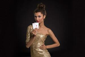 jolie africain fille spectacles deux as dans casino poker et gagner photo