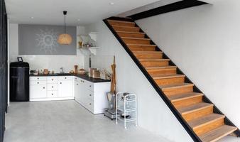 escaliers en bois minimalistes dans un grand espace propre. photo