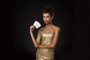 jolie africain fille spectacles deux as dans casino poker et gagner photo