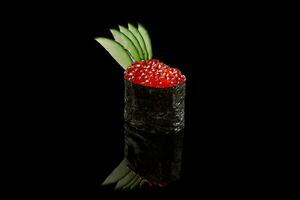 gunkan maki avec Saumon caviar et concombre sur noir Contexte photo