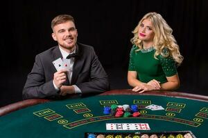 couple en jouant poker à le tableau. photo