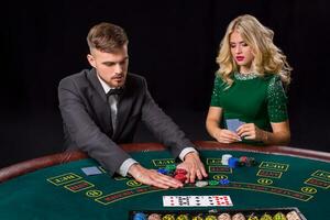 couple en jouant poker à le tableau. photo