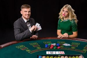 couple en jouant poker à le tableau. photo