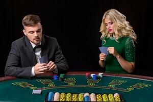 couple en jouant poker à le table photo