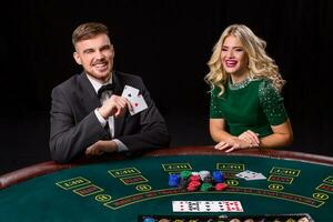 couple en jouant poker à le tableau. photo