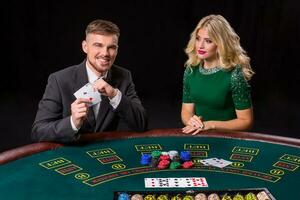 couple en jouant poker à le tableau. photo