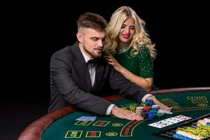 vue de jeune, confiant, homme avec le Dame tandis que il est en jouant poker jeu. photo