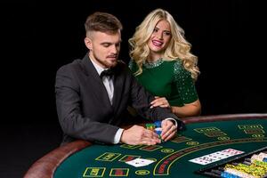 vue de jeune, confiant, homme avec le Dame tandis que il est en jouant poker jeu. photo