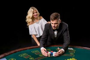 vue de jeune, confiant, homme avec le Dame tandis que il est en jouant poker jeu. photo